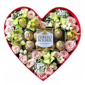 Цветы и конфеты в коробке сердце "Наоми"